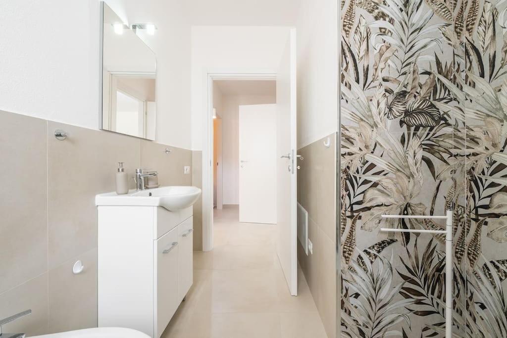 Holiday Camelia Pirri Exterior foto